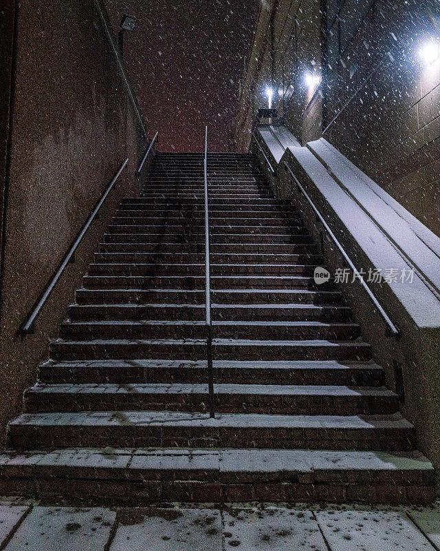 安大略汉密尔顿- - -楼梯在冬天被雪覆盖